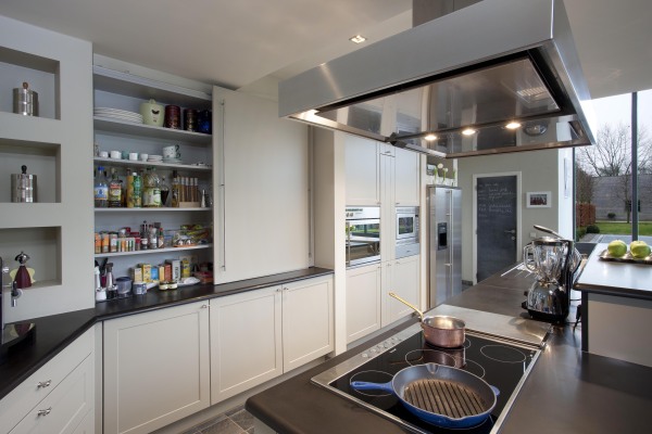 Voorraadkasten met inbouwtoestellen in een moderne maatkeuken van Kookhuis, volledig op maat gemaakt in Merksplas.